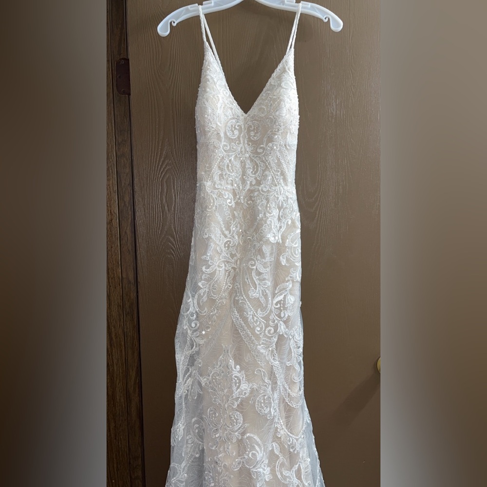 This is a 1,400$size 8 Oleg Cassini’s dress very beautiful